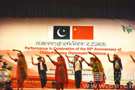 巴基斯坦艺术团演员表演民族舞蹈(梁桐 摄) 巴基斯坦艺术团演员表演民族舞蹈(梁桐 摄)