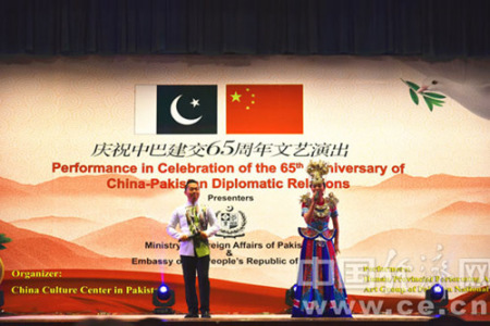湖南艺术团演员演唱苗族歌曲(梁桐 摄) 湖南艺术团演员演唱苗族歌曲(梁桐 摄)