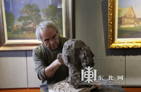 在哈尔滨国际油画交易中心，俄罗斯雕塑家在创作