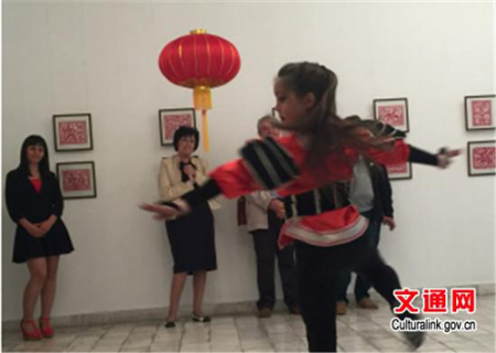 当地小朋友表演中国功夫 当地小朋友表演中国功夫