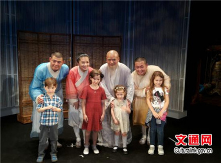 《三个和尚》演出结束后观众争相上台与演员合影(闫建武 摄) 《三个和尚》演出结束后观众争相上台与演员合影(闫建武 摄)
