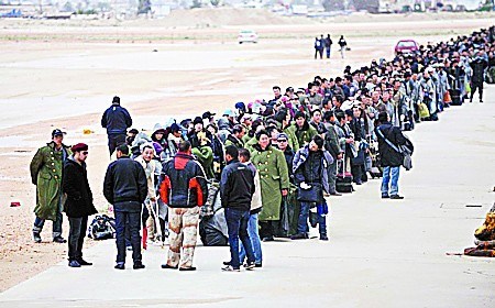 2011年2月,利比亚爆发大规模骚乱。中国政府从利比亚撤出中国公民3万多人。图为当年2月25日,中国人员在利比亚班加西港准备登上“希腊精神”号客轮撤离。图片来自网络 2011年2月,利比亚爆发大规模骚乱。中国政府从利比亚撤出中国公民3万多人。图为当年2月25日,中国人员在利比亚班加西港准备登上“希腊精神”号客轮撤离。图片来自网络