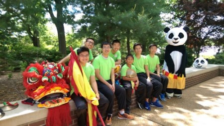 圣路易中华日中文学校学生舞龙舞狮，还有熊猫加入队伍（美国《世界日报》/吴淑梅 摄）