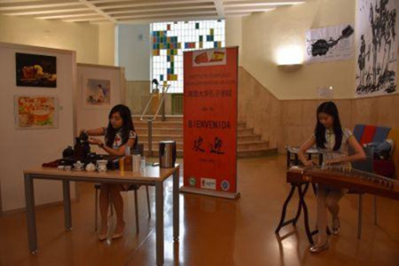 莱昂大学孔子学院教师于孔院进行茶艺表演(西班牙《欧华报》) 莱昂大学孔子学院教师于孔院进行茶艺表演(西班牙《欧华报》)