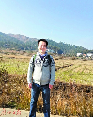 何江在家乡。(图片由何江本人提供) 何江在家乡。(图片由何江本人提供)