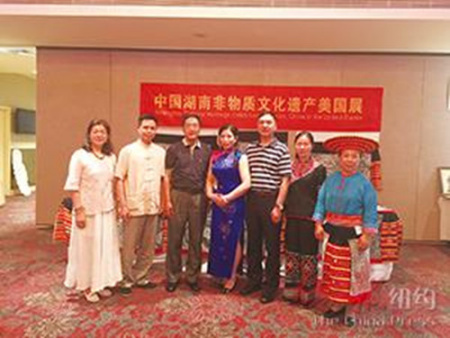 大师们在法拉盛举办的展示会上（美国《侨报》/宋旸 摄）