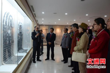 嘉宾们在杨爱国副馆长的带领下共同参观展出作品 嘉宾们在杨爱国副馆长的带领下共同参观展出作品