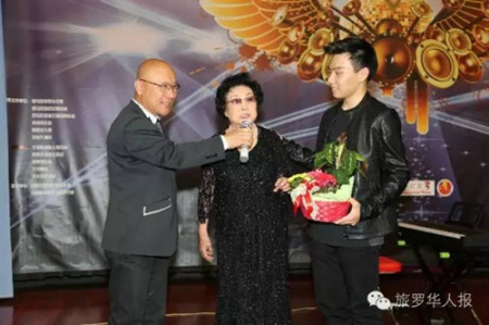 78岁高龄的中国音乐家协会会员、天津歌舞剧院著名声乐演员何雪玲老师上台助兴，演唱“蝶恋花”