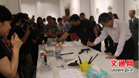 书画作家在“中、新两国名家书画交流笔会”上 书画作家在“中、新两国名家书画交流笔会”上