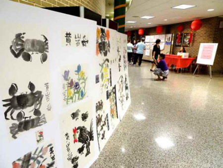 蒙特维尔高中中国文化之夜 ，校内展出数十个学生作品展台，包括书法、中国画、剪纸、手工等（美国《世界日报/谢哲澍 摄）
