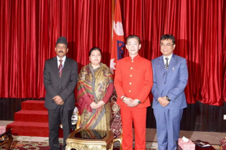 尼泊尔总统比迪娅·德维·班达里女士（左二）在官邸会见了尼前驻华大使坦卡·普拉萨德·卡尔基（左一）、六小龄童（右二）、尼前驻华大使马赫什·库马尔·马斯基（右一）等一行
