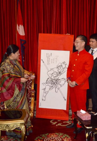 六小龄童（右二）向尼泊尔总统比迪娅·德维·班达里女士（左一）赠送画卷 
