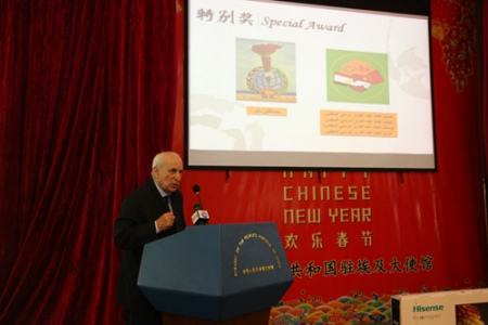 年逾七旬的获奖者即席发言 年逾七旬的获奖者即席发言