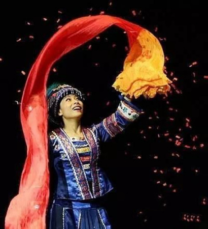 黄峥表演魔术《回忆》(西班牙《欧华报》) 黄峥表演魔术《回忆》(西班牙《欧华报》)