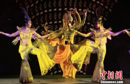 中国舞剧《千手观音》马来西亚巡演最后一站在马六甲民族剧院进行，舞蹈演员们演绎著名的“千手千眼”。(胡健 摄)