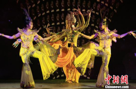中国舞剧《千手观音》马来西亚巡演最后一站在马六甲民族剧院进行,舞蹈演员们演绎著名的“千手千眼”。(胡健 摄) 中国舞剧《千手观音》马来西亚巡演最后一站在马六甲民族剧院进行,舞蹈演员们演绎著名的“千手千眼”。(胡健 摄)