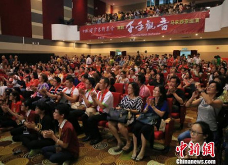 中国舞剧《千手观音》马来西亚巡演最后一站在马六甲民族剧院进行,观众在演出结束后报以经久不衰的掌声。(胡健 摄) 中国舞剧《千手观音》马来西亚巡演最后一站在马六甲民族剧院进行,观众在演出结束后报以经久不衰的掌声。(胡健 摄)