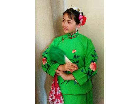 索菲演唱《报花名》。(法国《欧洲时报》/黄冠杰 摄) 索菲演唱《报花名》。(法国《欧洲时报》/黄冠杰 摄)
