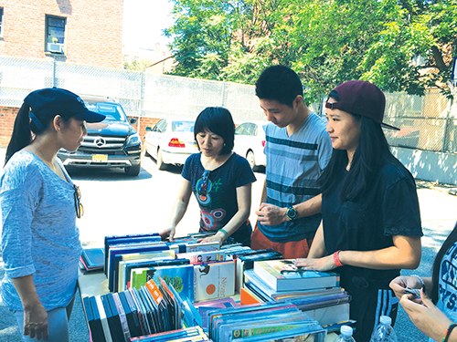 陈倩常带着两个孩子在教会里做义工。(侨报记者李竑摄)