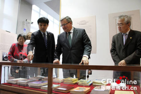 赵刚院长为波兰前总统介绍波兰文学在中国的译著。（图由被采访者提供）