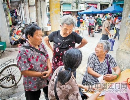 媒人在交流信息。