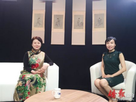 曹雪蓉(左)接受《侨报》新媒体中心记者陈燕丽专访。(美国《侨报》/林菁 摄)