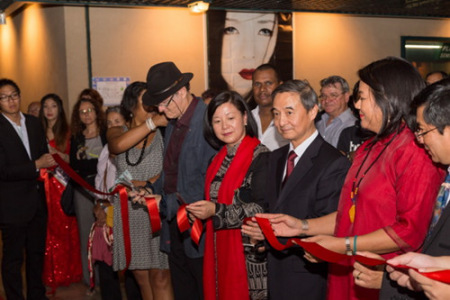 驻圣但尼总领事郭玮、巴黎中国文化中心主任苏旭、留尼汪大区议会议员琳达为电影节开幕剪彩。
