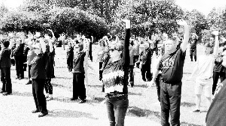 英国当地学员及当地群众在特尔福德市中心广场进行健身气功展示。 英国当地学员及当地群众在特尔福德市中心广场进行健身气功展示。
