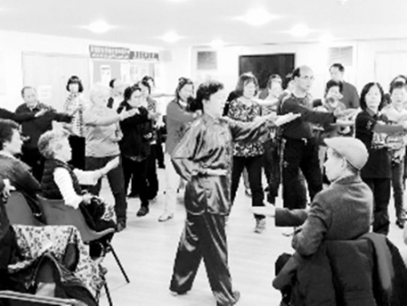 在英国伦敦华人社区教授六字诀。 在英国伦敦华人社区教授六字诀。