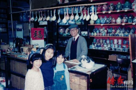 林美虹与外公、姐姐、表姐、小狗1997年在永安和店铺。（美国《侨报》)