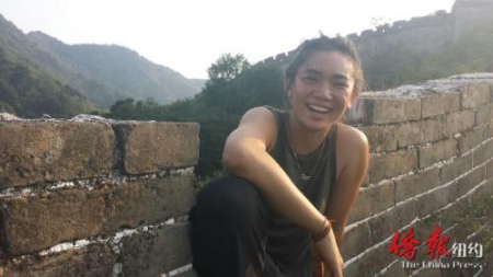 林美虹在北京期间游览长城。 (美国《侨报》) 林美虹在北京期间游览长城。 (美国《侨报》)