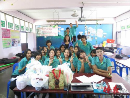 图为林美虹在泰国攀牙教书时与学生的合影。 (美国《侨报》)