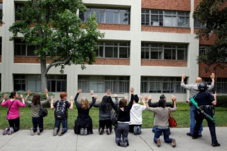 加州大学洛杉矶分校6月1日发生枪击案，警方让学生高举双手并贴身搜查。(路透社图)