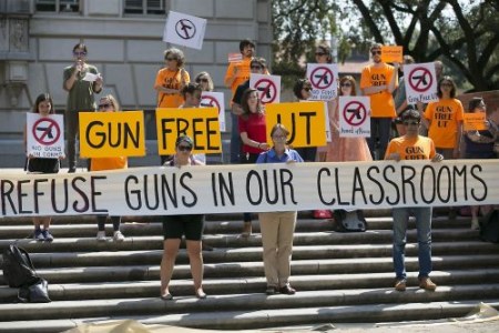 得克萨斯州大学奥斯汀分校(University of Texas at Austin)学生抗议校园持枪。(美联社图)