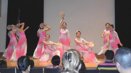 印城华夏文化中心舞蹈团表演扇舞受欢迎。(美国《世界日报》/王冠棠 摄)