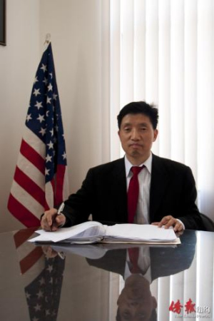 竞选密逗郡议员的胡知宇律师。(美国《侨报》) 竞选密逗郡议员的胡知宇律师。(美国《侨报》)