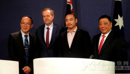 本次大选工党推出两位华裔候选人韩以文（左一）和周硕（右二）。（澳洲新快网）