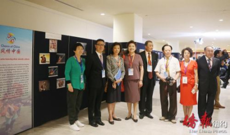 “《风情中国》走进联合国”图片展和首季20集纪录片发布会28日晚在联合国总部举行。 (美国《侨报》/管黎明 摄) “《风情中国》走进联合国”图片展和首季20集纪录片发布会28日晚在联合国总部举行。 (美国《侨报》/管黎明 摄)