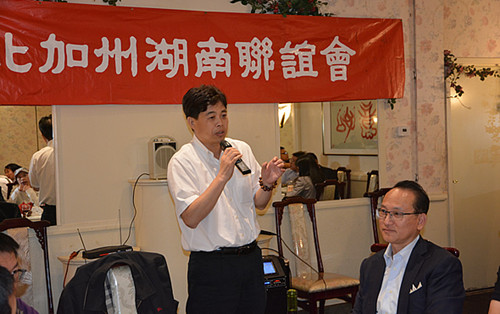 邱爱华在座谈会上发言。 邱爱华在座谈会上发言。
