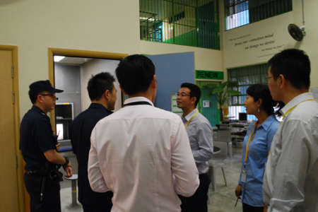 中国驻新加坡使馆领事部参赞兼总领事王家荣率队赴新加坡樟宜监狱就中国公民的领事探视事宜进行工作交流 中国驻新加坡使馆领事部参赞兼总领事王家荣率队赴新加坡樟宜监狱就中国公民的领事探视事宜进行工作交流