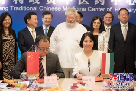 匈牙利东方国药集团总经理王帆女士和甘肃省兰州和盛堂制药股份有限公司执行董事夏祥签署了合作协议。(匈牙利《新导报》) 匈牙利东方国药集团总经理王帆女士和甘肃省兰州和盛堂制药股份有限公司执行董事夏祥签署了合作协议。(匈牙利《新导报》)