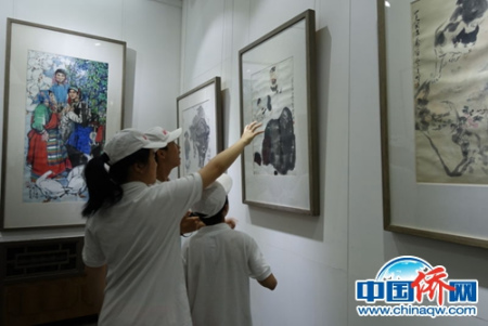 小记者访华团在琉璃厂古街荣宝斋参观 小记者访华团在琉璃厂古街荣宝斋参观