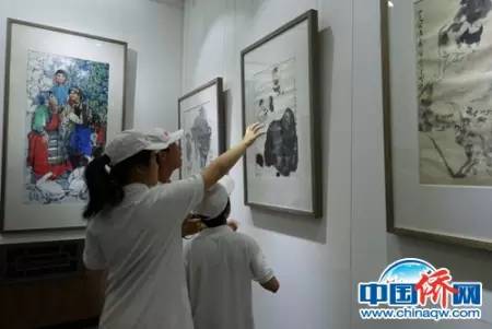 小记者们参观中国传统字画 小记者们参观中国传统字画