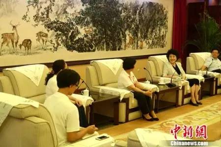 裘援平与小记者们亲切交流 裘援平与小记者们亲切交流