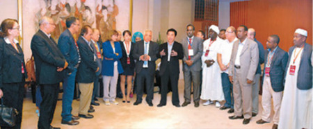 陕西省文化厅厅长刘宽忍（右七）向阿拉伯国家政府文化代表团介绍首届丝路国际艺术节和陕西发展情况。（薛铂 摄） 