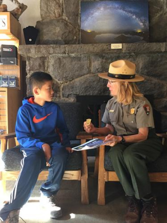 每到一个国家公园，周焕新的儿子James都宣誓成为少年巡山员，保护环境。 （美国《侨报》）