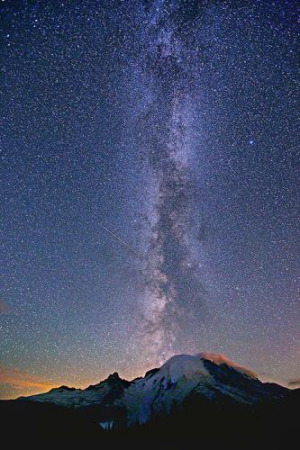 周焕新半夜独自一人在华盛顿州国家公园Mountain Rainer拍的银河。 (美国《侨报》) 周焕新半夜独自一人在华盛顿州国家公园Mountain Rainer拍的银河。 (美国《侨报》)