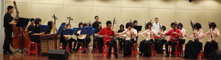 太平华联国民型中学的《山村小景》,以二胡诉说一腔柔肠,夺得荣誉金奖。(马来西亚《星洲日报》) 太平华联国民型中学的《山村小景》,以二胡诉说一腔柔肠,夺得荣誉金奖。(马来西亚《星洲日报》)