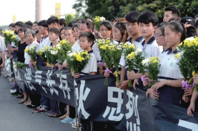 群众自发迎接两名烈士回家。 群众自发迎接两名烈士回家。