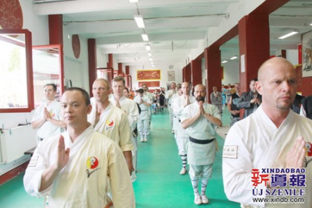 颁发证书结束后禅武联盟教练助教向释德扬大师做汇报功夫、太极表演。(匈牙利《新导报》) 颁发证书结束后禅武联盟教练助教向释德扬大师做汇报功夫、太极表演。(匈牙利《新导报》)